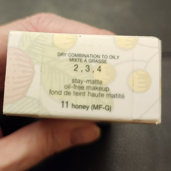 Clinique Stay-Matte Oil-Free Makeup Foundation In 11 Honey - Picture 4 of 8